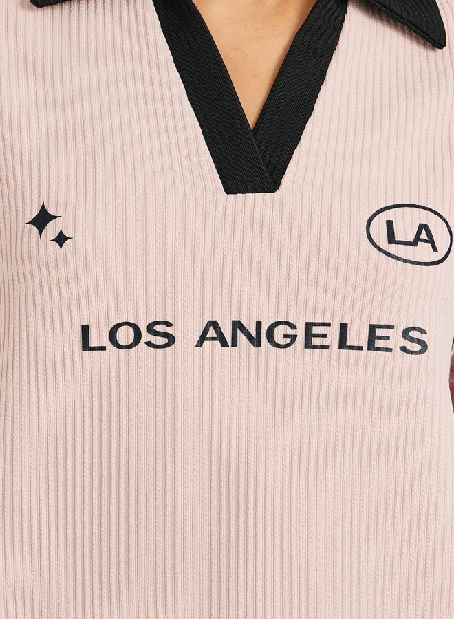 ستايلي تيشيرت فضفاض بياقة وأكمام قصيرة مطبوع عليه شعار - Image 3